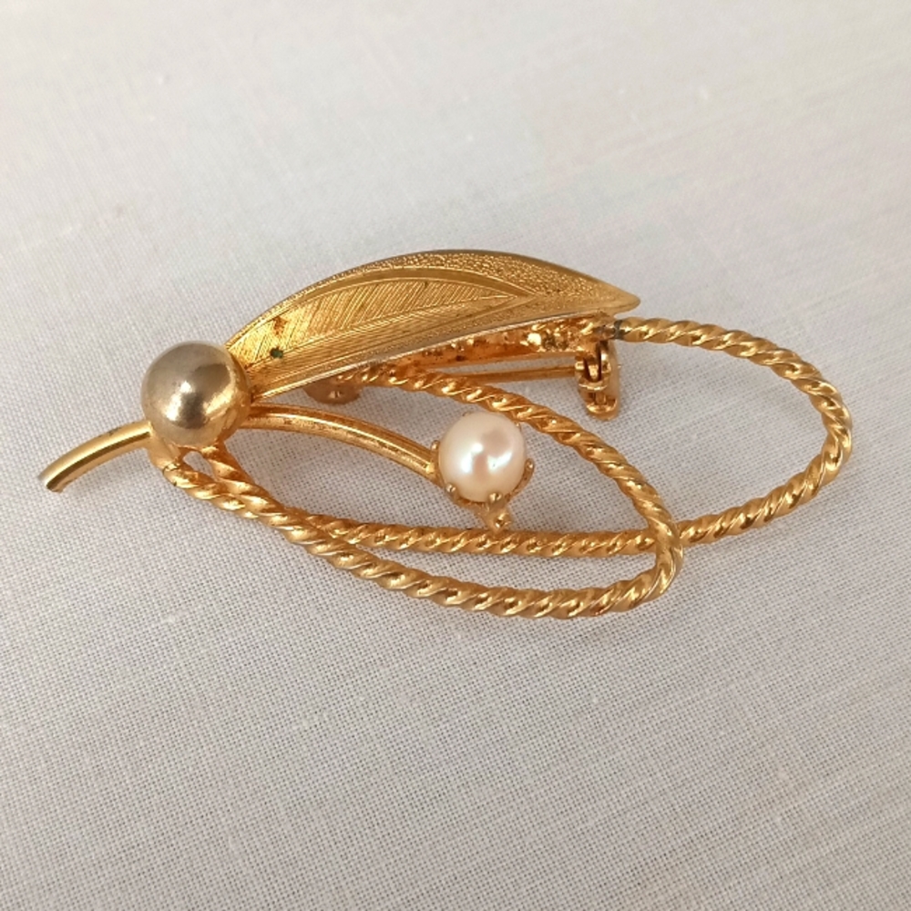 Mid Century Culture Pearl Gold Tone Broach